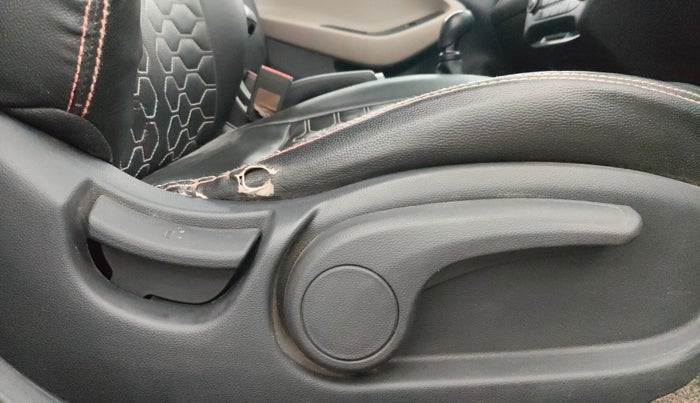 2016 Hyundai Elite i20 SPORTZ 1.2, Petrol, Manual, 1,15,706 km, Driver Side Adjustment Panel