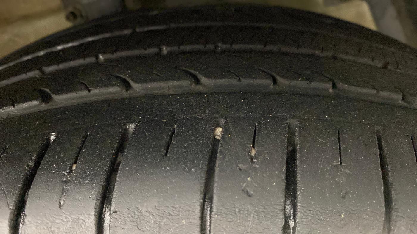 2018 Maruti Ciaz ALPHA 1.5 AT SHVS, Petrol, Automatic, 33,639 km, Right Front Tyre Tread