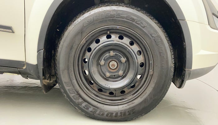 2020 Mahindra XUV500 W7 AT, Diesel, Automatic, 24,489 km, Right Front Wheel