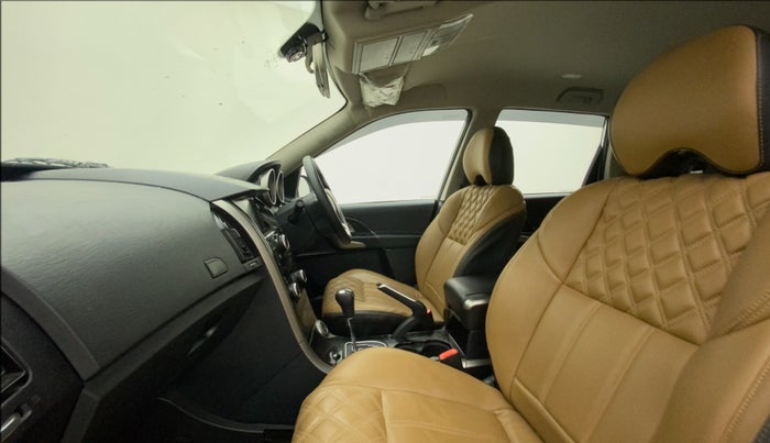2020 Mahindra XUV500 W7 AT, Diesel, Automatic, 24,489 km, Right Side Front Door Cabin