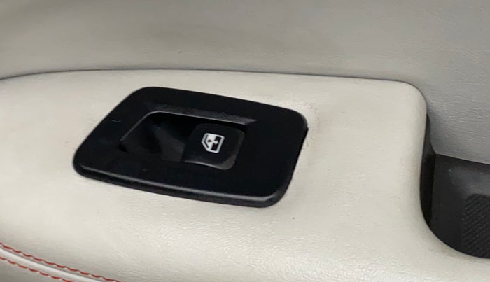 2020 Jeep Compass LIMITED PLUS DIESEL, Diesel, Manual, 29,181 km, Right rear window switch / handle - Minor damage