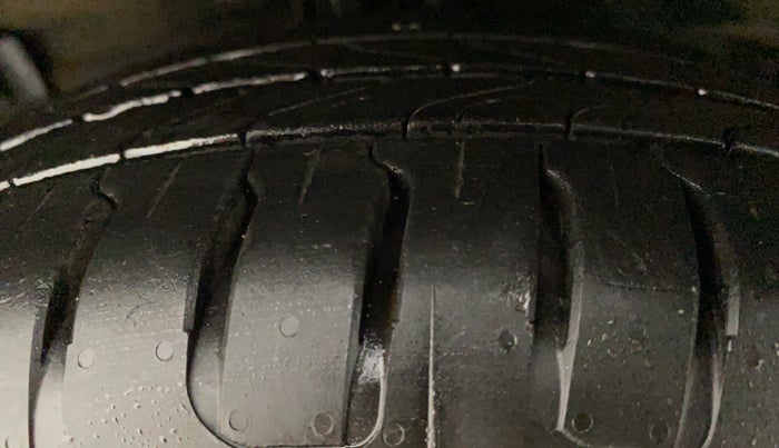 2014 Maruti Ciaz VDI, Diesel, Manual, 94,028 km, Left Front Tyre Tread