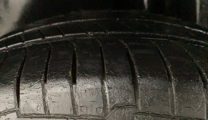 2014 Maruti Ciaz VDI, Diesel, Manual, 94,028 km, Left Rear Tyre Tread