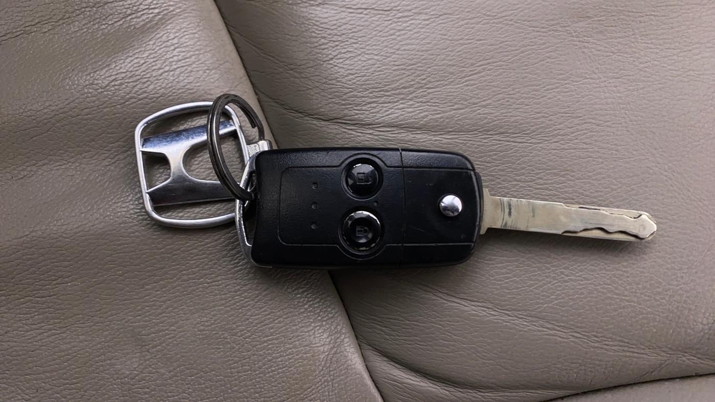 2014 Honda CRV 2.0L I-VTEC 2WD AT, Petrol, Automatic, 1,30,612 km, Key Close Up