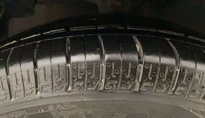 2018 Hyundai Eon MAGNA +, Petrol, Manual, 68,625 km, Left Front Tyre Tread