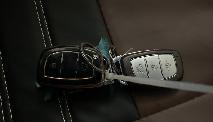 2016 Hyundai Creta SX PLUS 1.6 PETROL, Petrol, Manual, 1,05,447 km, Key Close Up