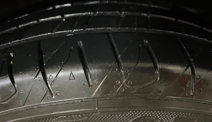 2016 Hyundai Creta SX PLUS 1.6 PETROL, Petrol, Manual, 1,05,447 km, Right Front Tyre Tread