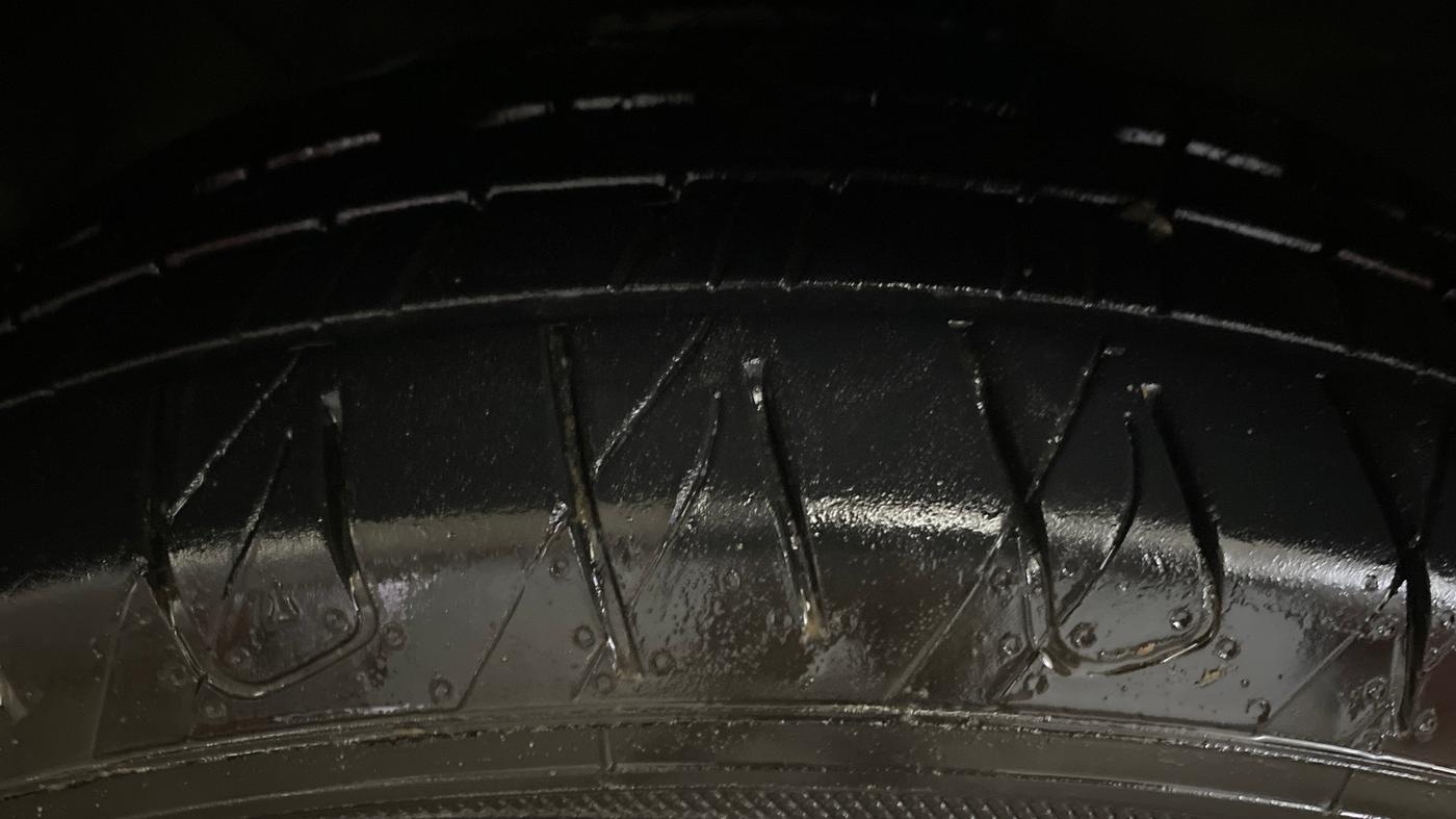 2016 Hyundai Creta SX PLUS 1.6 PETROL, Petrol, Manual, 1,05,447 km, Left Front Tyre Tread