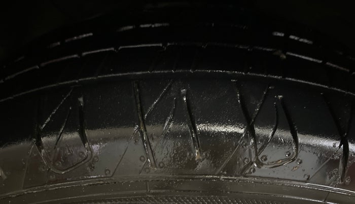 2016 Hyundai Creta SX PLUS 1.6 PETROL, Petrol, Manual, 1,05,447 km, Left Front Tyre Tread