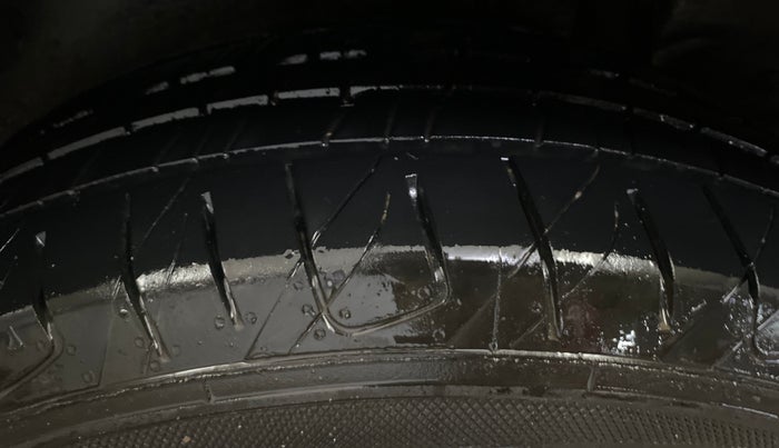 2016 Hyundai Creta SX PLUS 1.6 PETROL, Petrol, Manual, 1,05,447 km, Left Rear Tyre Tread