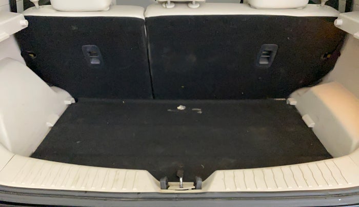 2020 Mahindra XUV300 W8 (O) 1.2 PETROL, Petrol, Manual, 83,644 km, Boot Inside