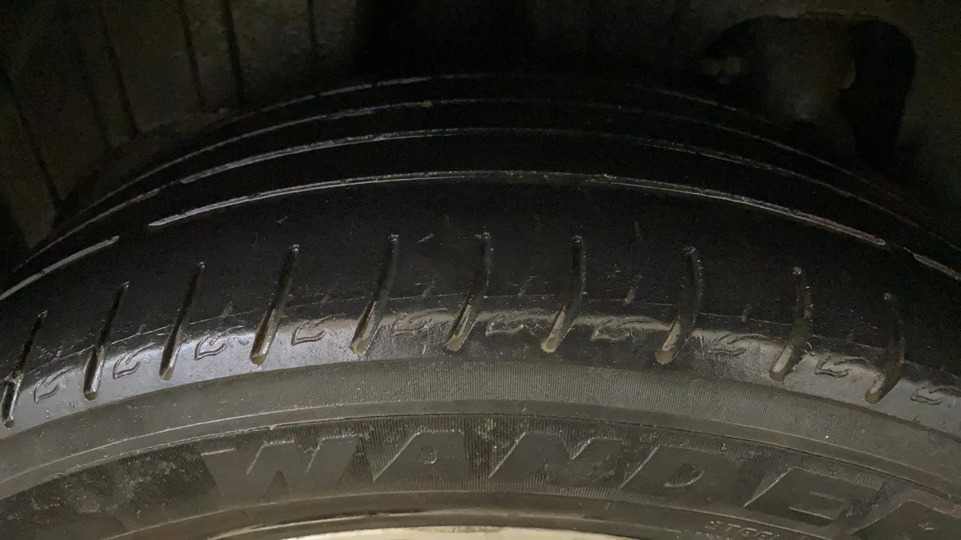 2020 Mahindra XUV300 W8 (O) 1.2 PETROL, Petrol, Manual, 85,956 km, Right Rear Tyre Tread