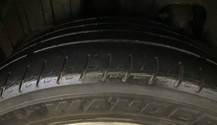 2020 Mahindra XUV300 W8 (O) 1.2 PETROL, Petrol, Manual, 83,644 km, Right Rear Tyre Tread