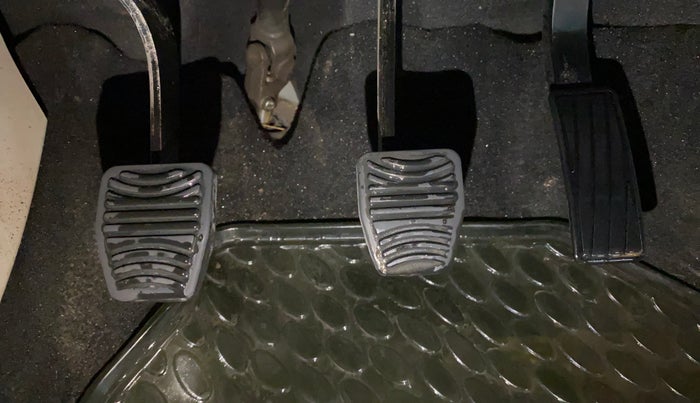 2020 Mahindra XUV300 W8 (O) 1.2 PETROL, Petrol, Manual, 83,644 km, Pedals