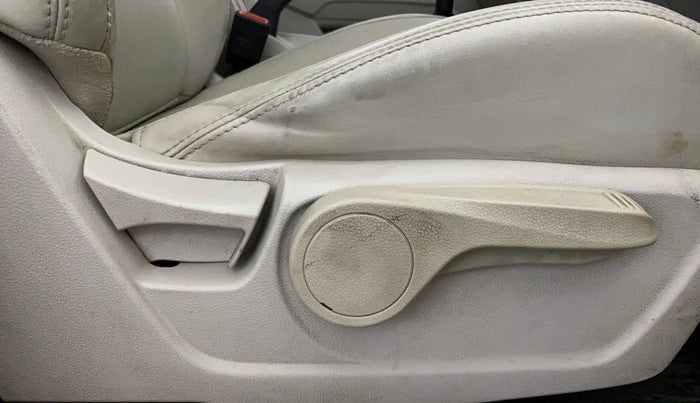 2020 Mahindra XUV300 W8 (O) 1.2 PETROL, Petrol, Manual, 83,644 km, Driver Side Adjustment Panel