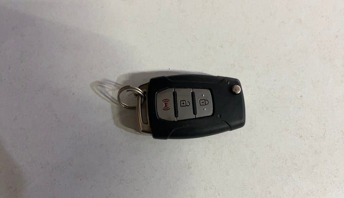 2020 Mahindra XUV300 W8 (O) 1.2 PETROL, Petrol, Manual, 83,644 km, Key Close Up