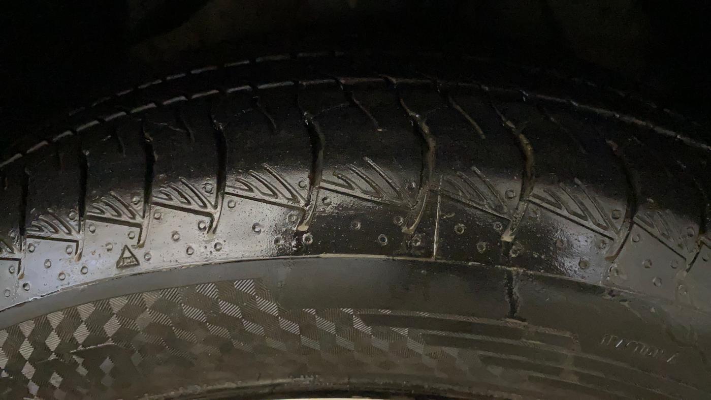 2020 Mahindra XUV300 W8 (O) 1.2 PETROL, Petrol, Manual, 85,956 km, Right Front Tyre Tread