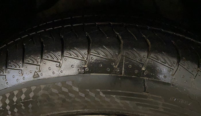 2020 Mahindra XUV300 W8 (O) 1.2 PETROL, Petrol, Manual, 83,644 km, Right Front Tyre Tread