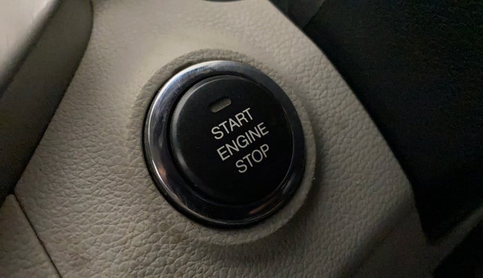 2020 Mahindra XUV300 W8 (O) 1.2 PETROL, Petrol, Manual, 83,644 km, Keyless Start/ Stop Button