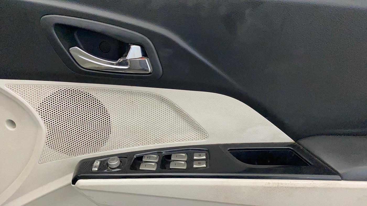 2020 Mahindra XUV300 W8 (O) 1.2 PETROL, Petrol, Manual, 85,956 km, Driver Side Door Panels Control