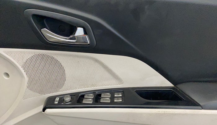 2020 Mahindra XUV300 W8 (O) 1.2 PETROL, Petrol, Manual, 83,644 km, Driver Side Door Panels Control