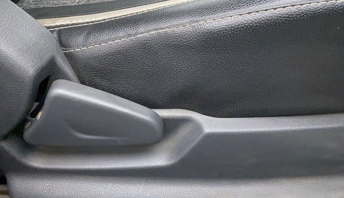 2016 Renault Kwid RXL, CNG, Manual, 81,507 km, Driver Side Adjustment Panel