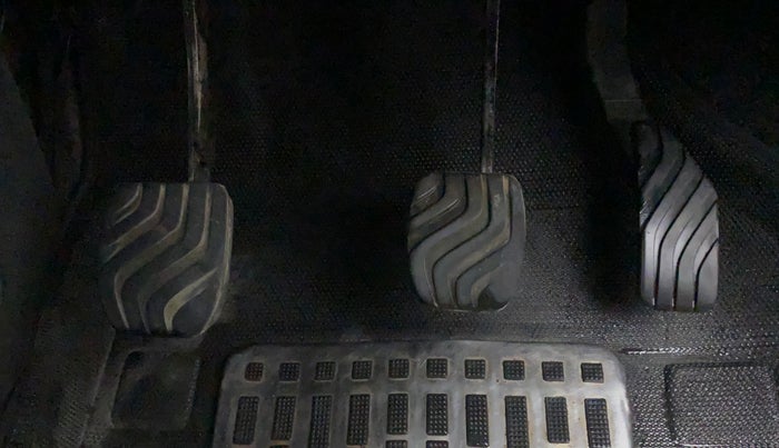 2016 Renault Kwid RXL, CNG, Manual, 81,507 km, Pedals