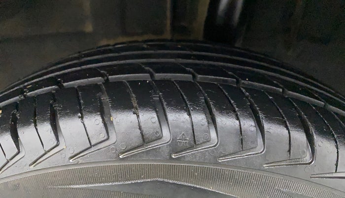 2016 Renault Kwid RXL, CNG, Manual, 81,507 km, Left Rear Tyre Tread