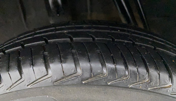 2016 Renault Kwid RXL, CNG, Manual, 81,507 km, Right Rear Tyre Tread