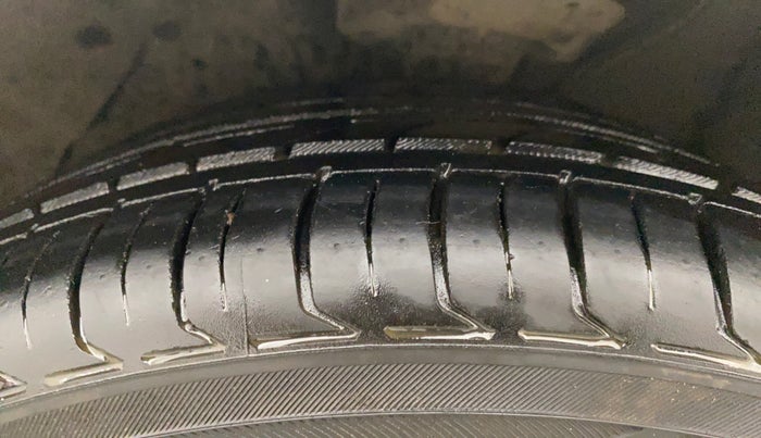 2014 Hyundai Verna FLUIDIC 1.4 CRDI CX, Diesel, Manual, 98,279 km, Left Front Tyre Tread