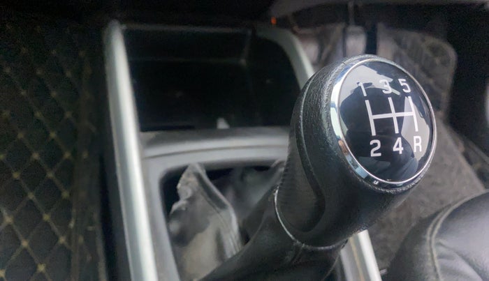 2017 Maruti Baleno ZETA PETROL 1.2, Petrol, Manual, 29,404 km, Gear lever - Boot cover slightly torn