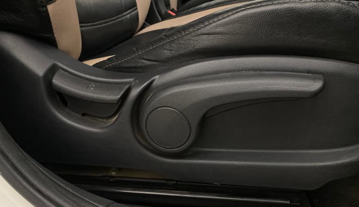 2017 Hyundai Elite i20 SPORTZ 1.2, Petrol, Manual, 1,12,457 km, Driver Side Adjustment Panel