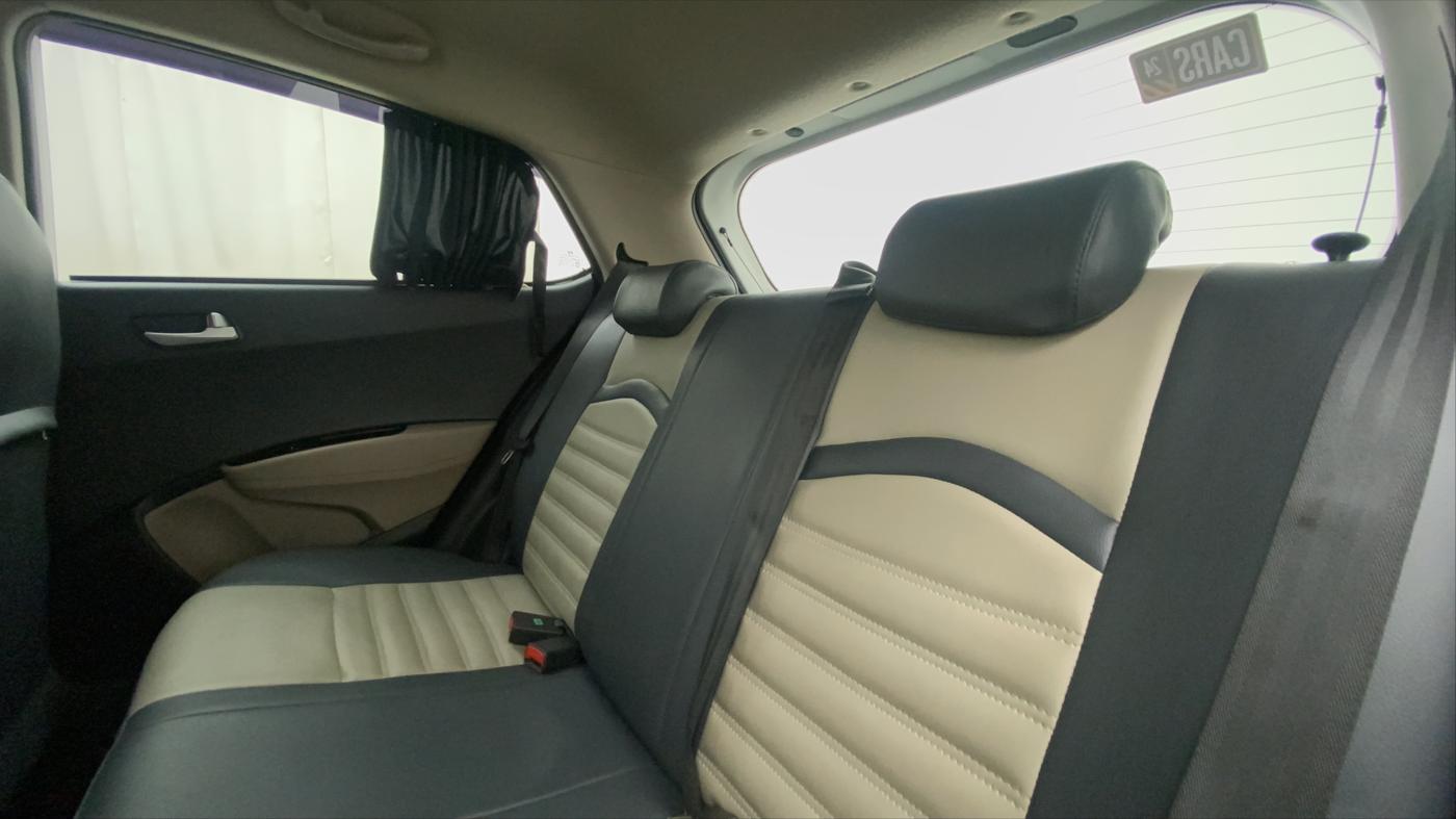 2016 Hyundai Grand i10 ASTA 1.1 CRDI (O), Diesel, Manual, 1,04,136 km, Right Side Rear Door Cabin