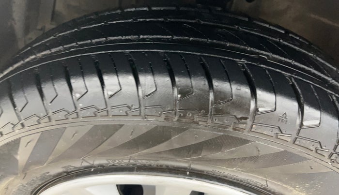 2015 Maruti Swift Dzire VXI, Petrol, Manual, 71,947 km, Left Front Tyre Tread
