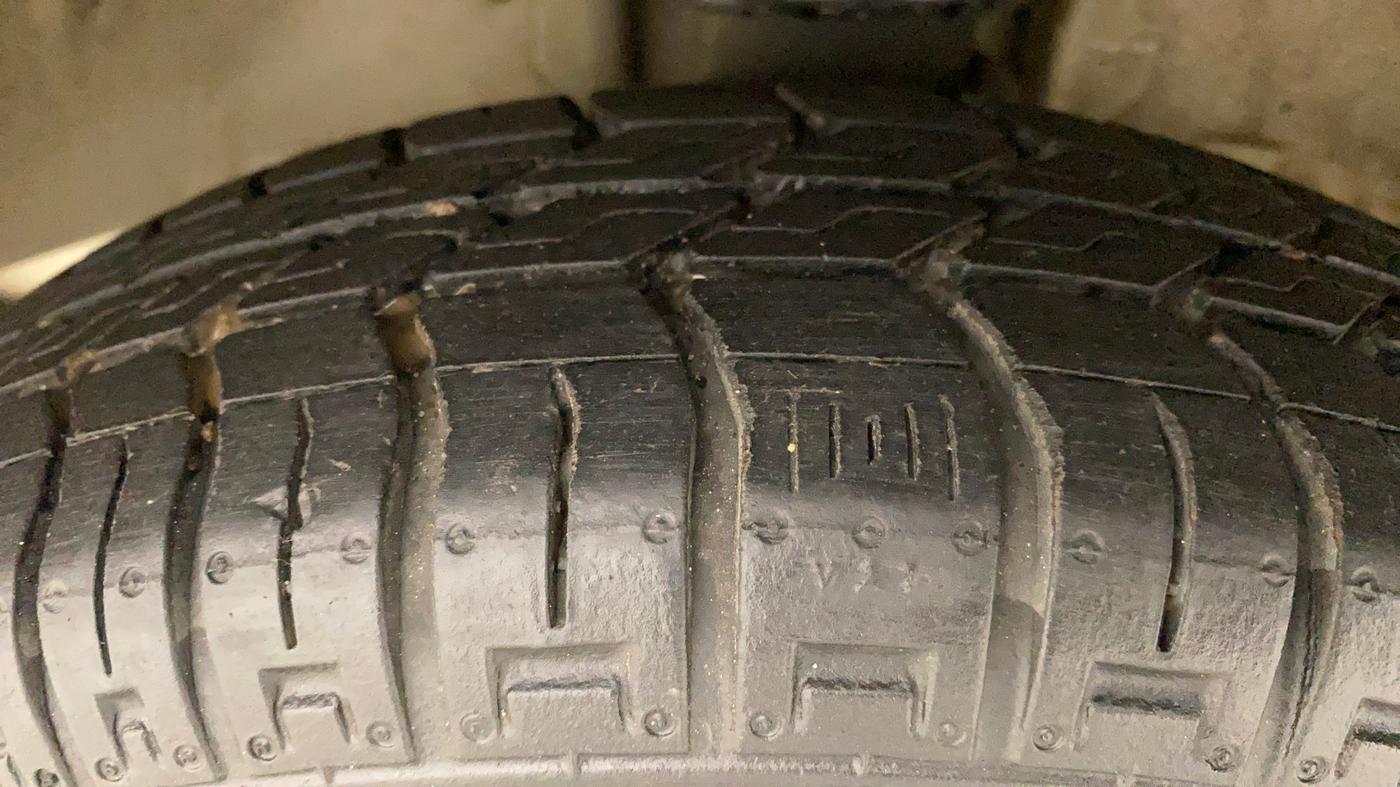 2015 Maruti OMNI E 8 STR, Petrol, Manual, 35,381 km, Left Front Tyre Tread