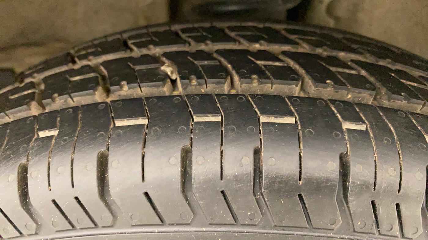 2015 Maruti OMNI E 8 STR, Petrol, Manual, 35,381 km, Right Front Tyre Tread