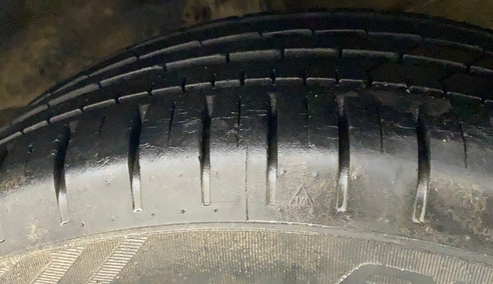 2015 Maruti Ciaz ZXI, Petrol, Manual, 16,607 km, Right Front Tyre Tread