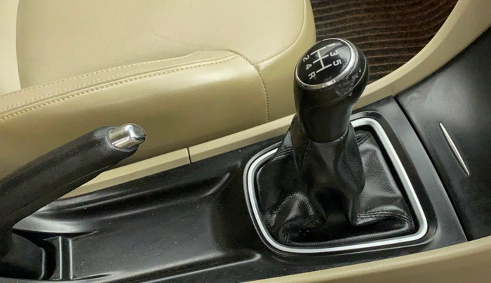 2015 Maruti Ciaz ZXI, Petrol, Manual, 16,607 km, Gear lever - Knob cover torn