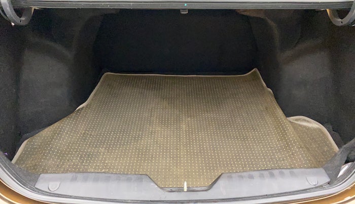 2015 Maruti Ciaz ZXI, Petrol, Manual, 16,607 km, Boot Inside