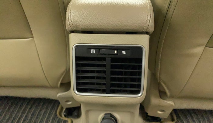 2015 Maruti Ciaz ZXI, Petrol, Manual, 16,607 km, AC Unit - Rear vent has minor damage