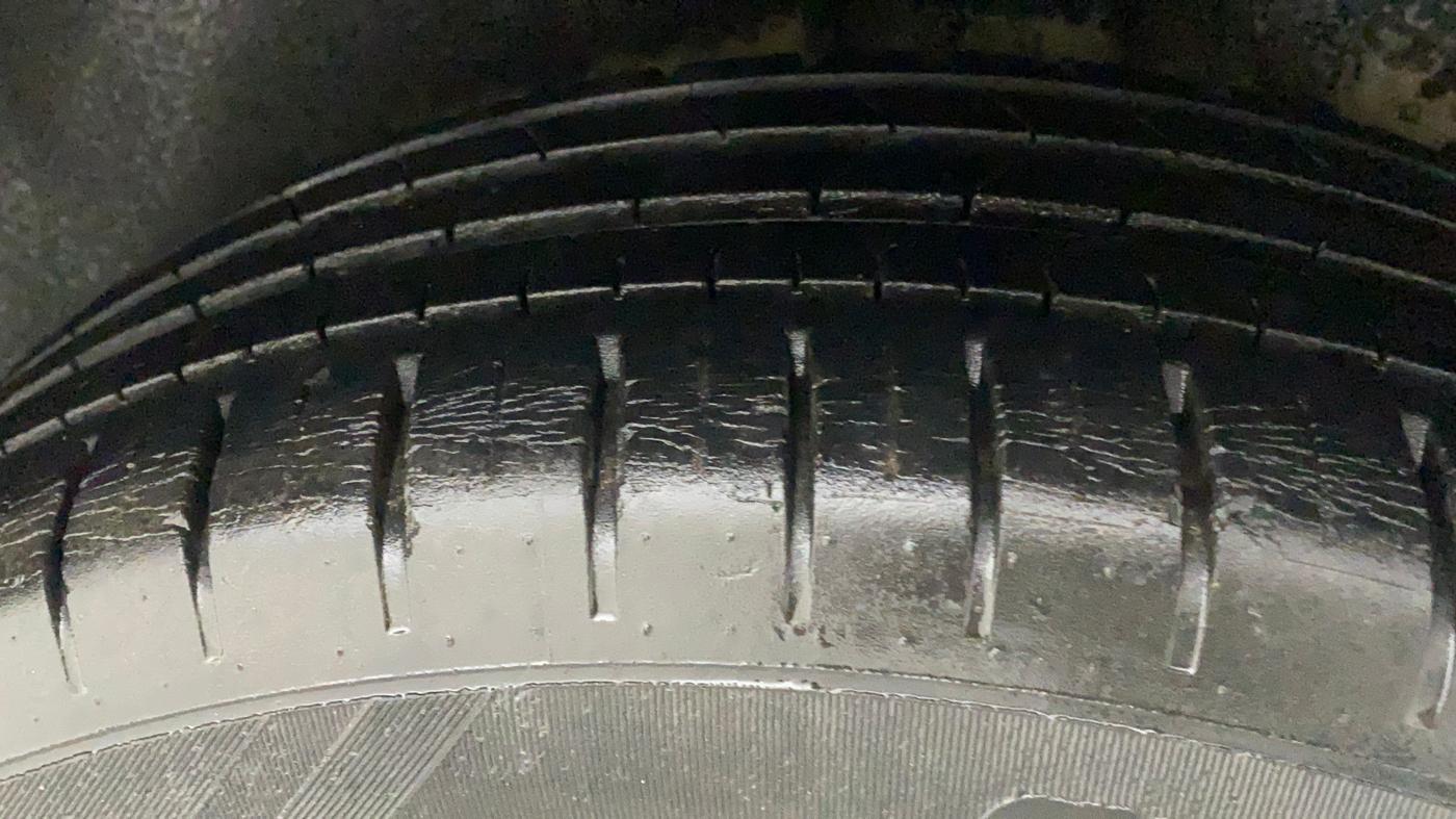2015 Maruti Ciaz ZXI, Petrol, Manual, 16,607 km, Left Rear Tyre Tread