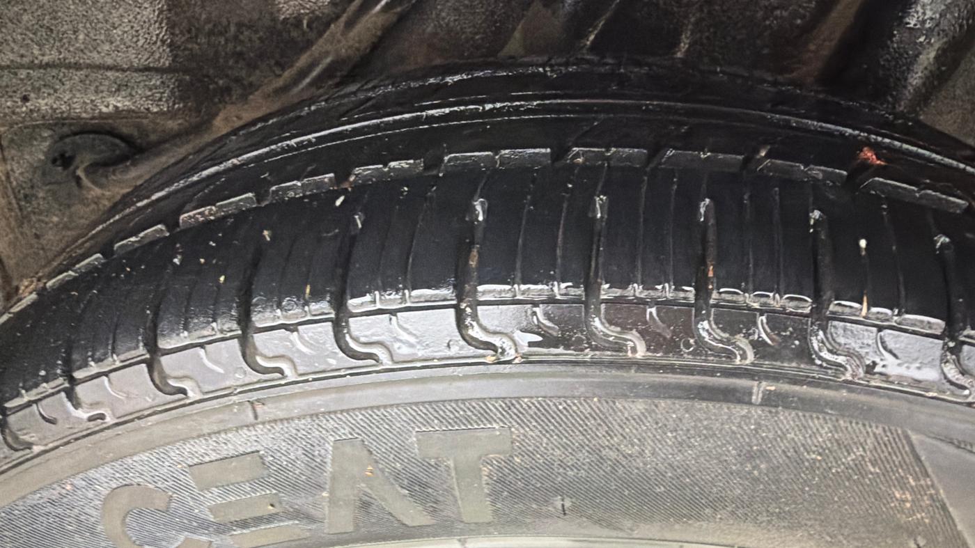 2015 Honda Amaze 1.2L I-VTEC S, Petrol, Manual, 1,09,519 km, Left Rear Tyre Tread