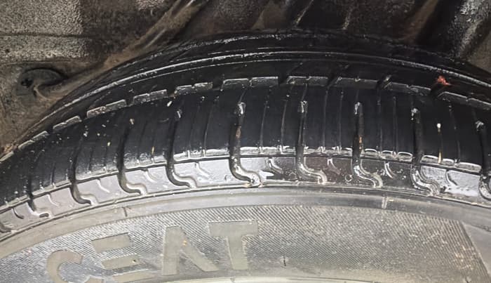 2015 Honda Amaze 1.2L I-VTEC S, Petrol, Manual, 1,09,519 km, Left Rear Tyre Tread