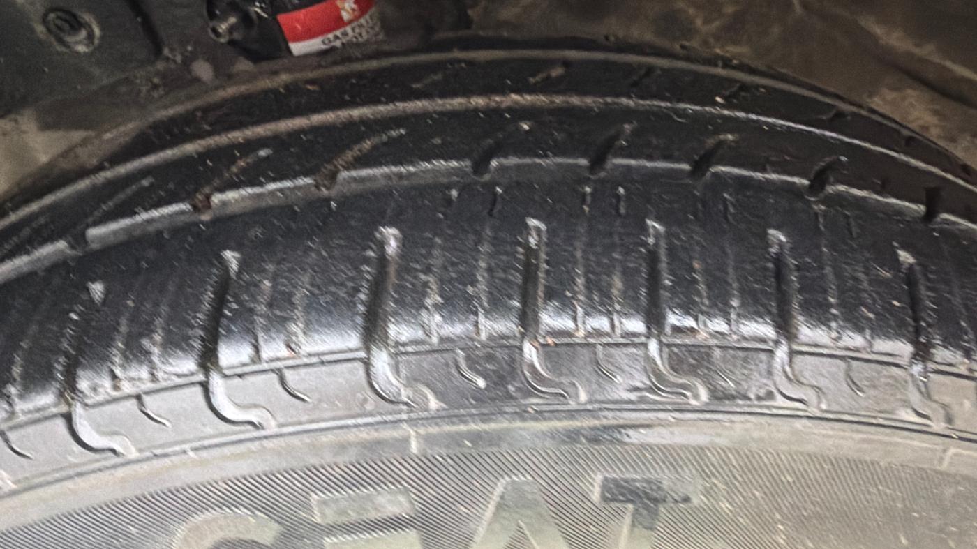 2015 Honda Amaze 1.2L I-VTEC S, Petrol, Manual, 1,09,519 km, Left Front Tyre Tread