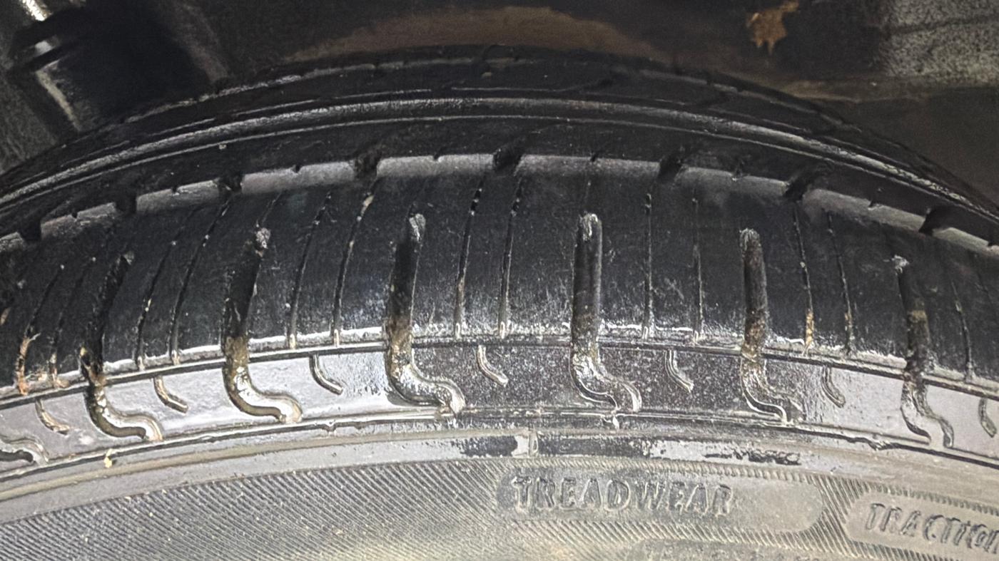 2015 Honda Amaze 1.2L I-VTEC S, Petrol, Manual, 1,09,519 km, Right Rear Tyre Tread
