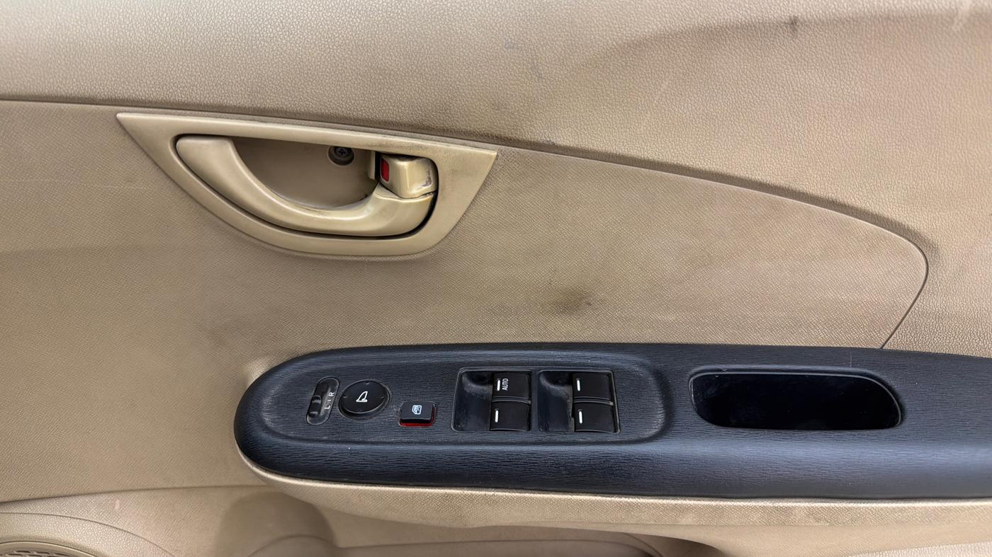 2015 Honda Amaze 1.2L I-VTEC S, Petrol, Manual, 1,09,519 km, Driver Side Door Panels Control