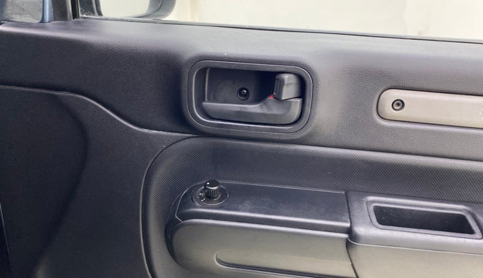 2021 Mahindra Thar LX PETROL HT 4WD AT, Petrol, Automatic, 76,547 km, Driver Side Door Panels Control