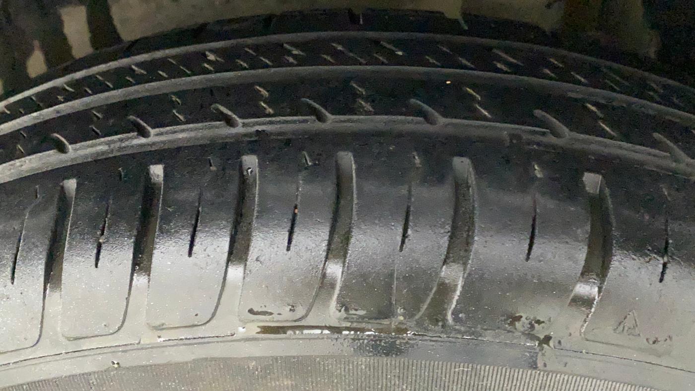 2014 Maruti Swift VXI, CNG, Manual, 88,732 km, Left Rear Tyre Tread