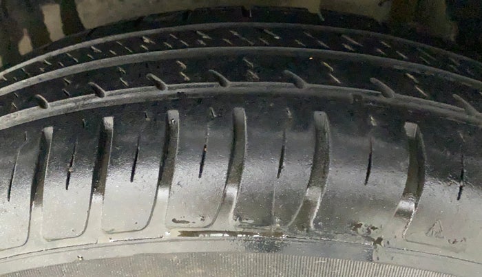 2014 Maruti Swift VXI, CNG, Manual, 88,732 km, Left Rear Tyre Tread