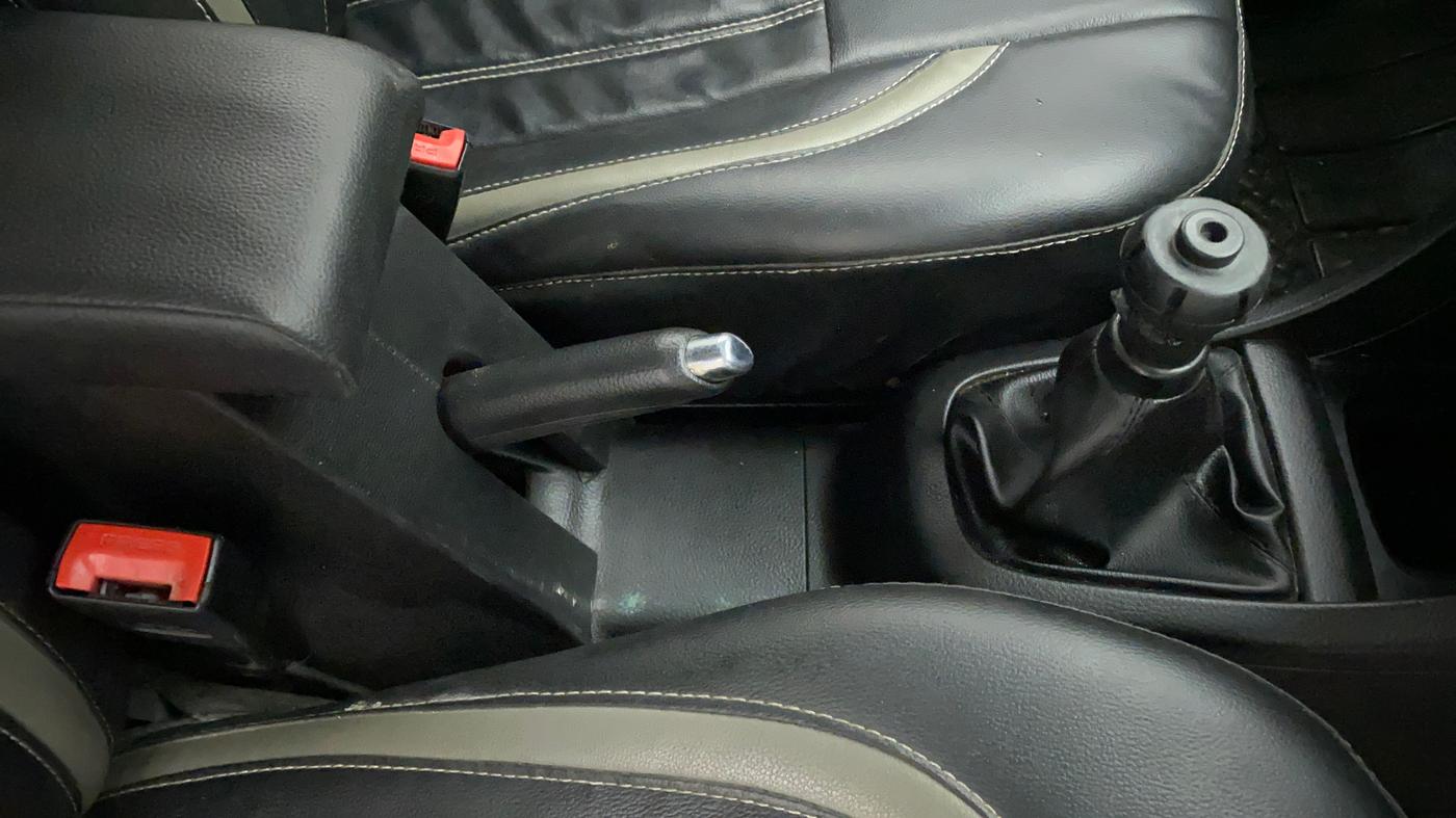 2014 Maruti Swift VXI, CNG, Manual, 88,732 km, Gear Lever